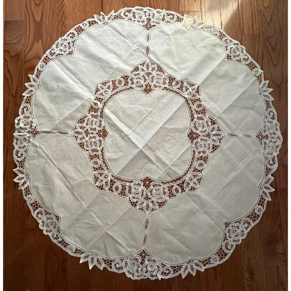 Vintage white, round tablecloth Battenburg lace embroidered floral 42”